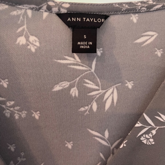 Long sleeved V-neck blouse - Picture 2 of 3